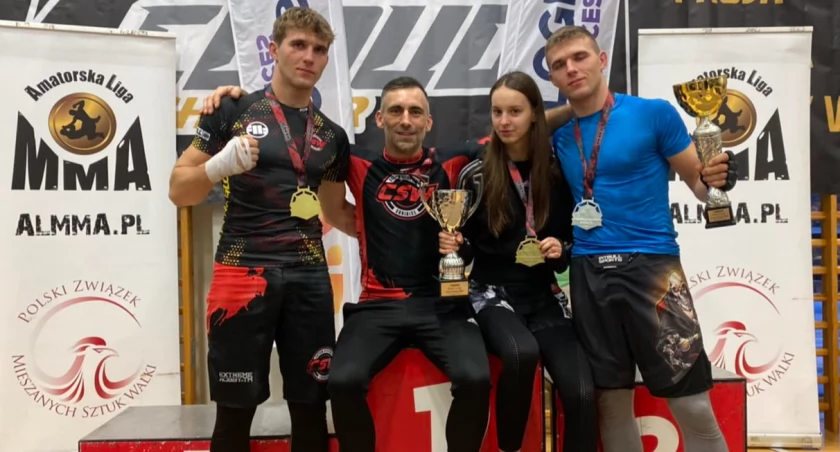 Bracia Janikowscy z Ogorzelin na podium gali MMA