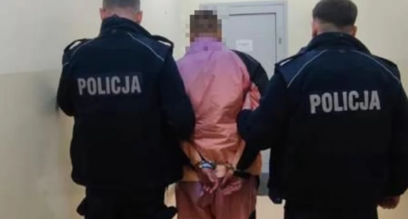 Dziewiętnastolatek skakał po radiowozie. Auto czerskich policjantów zniszczone