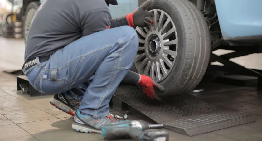 Oferty pracy w chojnickim Powiatowym Urzędzie Pracy. Fryzjer, blacharz...