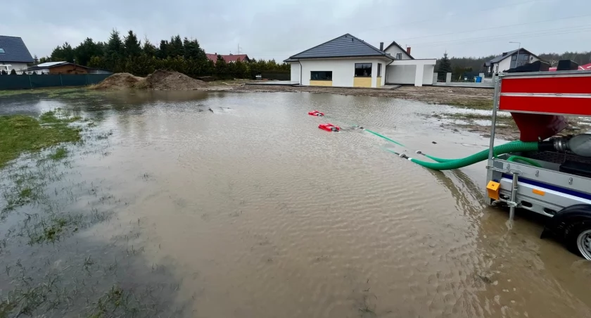 Strażacy interweniują po silnych ulewach i wichurach