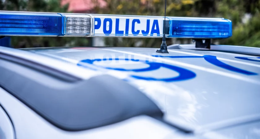 Wjechał w drzewo i uciekł do rodziców