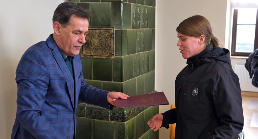Burmistrz Chojnic docenił strażaków niosących pomoc w pożarze kamienicy na Dworcowej