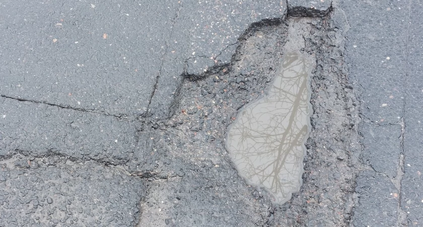 Dziura w asfalcie na Człuchowskiej. Kiedy będzie zalepiona?