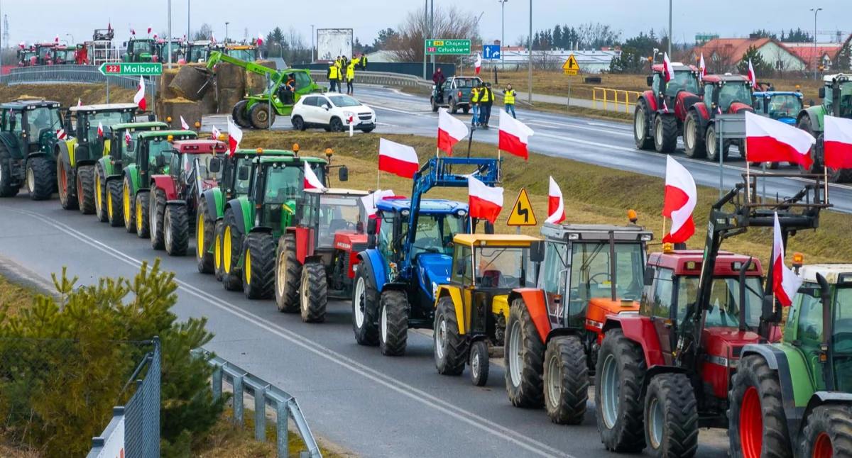 Rolnicy wyprowadzili traktory i rozstawili baloty słomy. Są utrudnienia  w ruchu niedaleko węzła obwodnicy