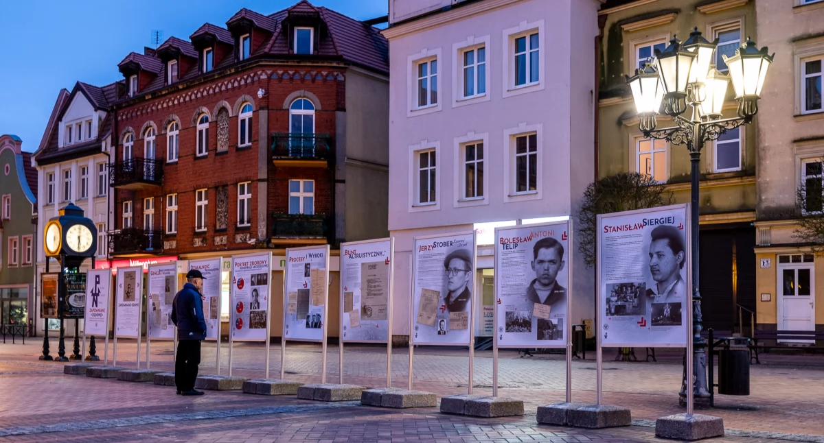 Zapomniane ogniwo: wystawa na chojnickim Starym Rynku przypomina dziedzictwo konspiracyjnej młodzieży