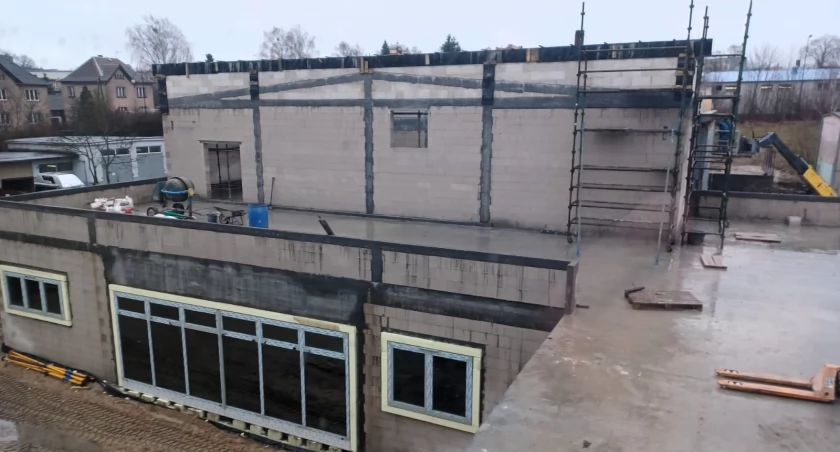 Rośnie sala gimnastyczna ZS nr 2 w Chojnicach! Kiedy będzie gotowa?