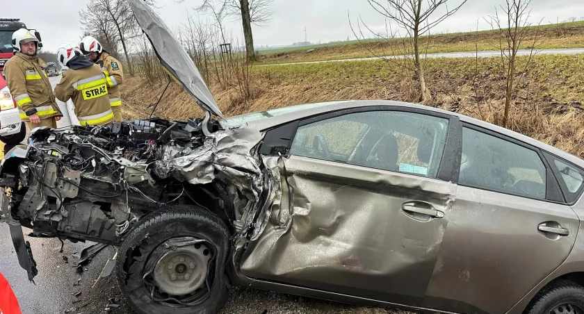 Wypadek w Nowem Ostrowitem. Obaj kierowcy przewiezieni do szpitala