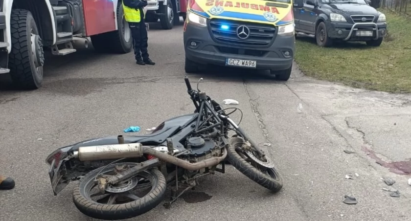 17-letni motocyklista uderzył w bok opla