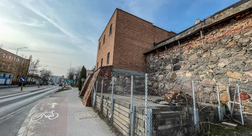 3 oferty na naprawę murów obronnych pod basztą Kurza Stopa w Chojnicach