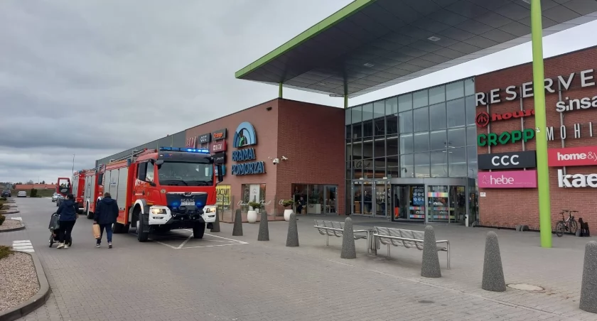 Dwa głośne wybuchy. Strażacy sprawdzili galerię w Lipienicach AKTUALIZACJA
