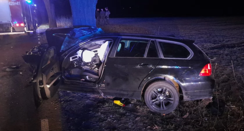 Ranny 18-letni kierowca z pasażerką zakleszczeni w samochodzie