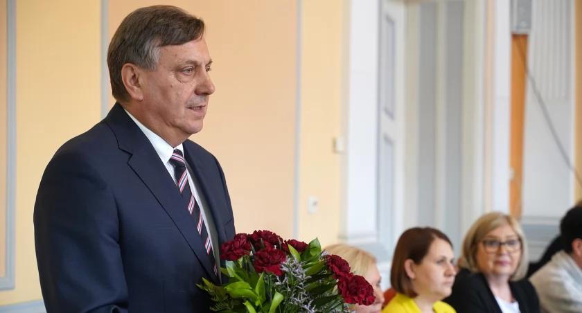 Burmistrz Człuchowa już z absolutorium za 2023 rok. Kiedy otrzyma je włodarz Chojnic?