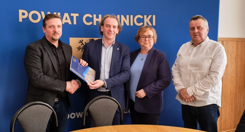 Dzisiaj w starostwie podpisano umowę na remont ważnej drogi