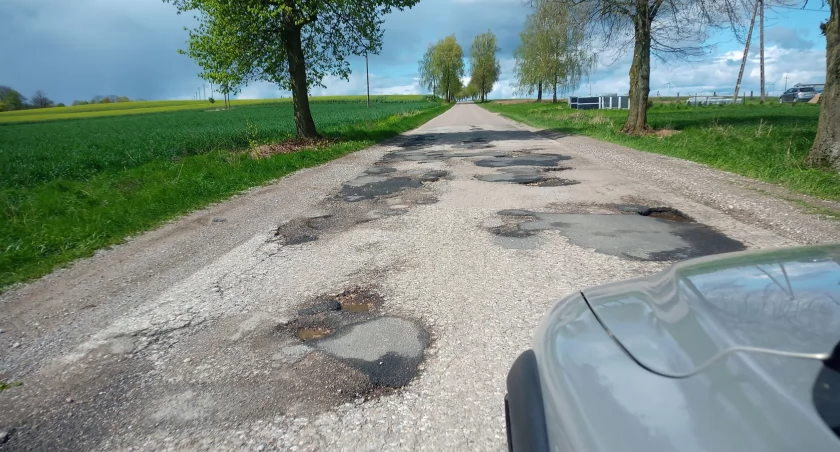 Wyboje i wyrwy, ale - oznakowane. Nieciekawa wizytówka powiatu będzie naprawiona