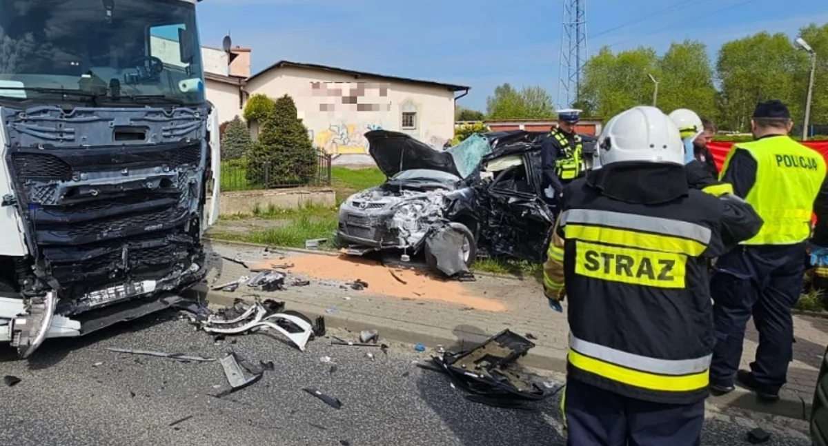 Kierowca mazdy zmarł po zderzeniu z tirem. Uwaga na poważne utrudnienia w ruchu