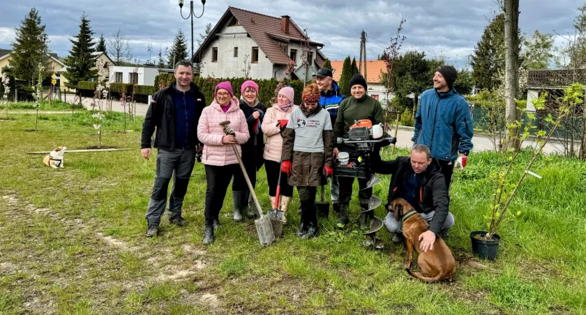 Mieszkańcy Charzyków wzięli łopaty w ręce i urządzili zielony parking