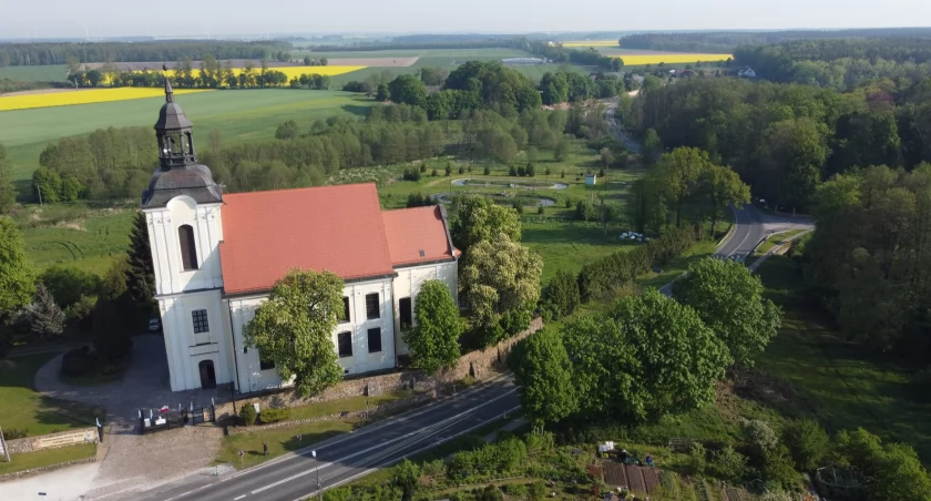 Dokąd na niedzielny spacer? Szlakiem legend w Zamartem