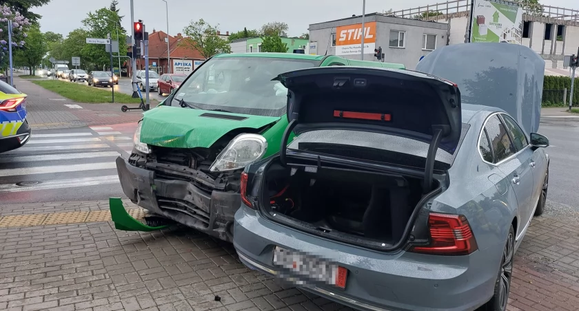 Kolizja na Gdańskiej. Mieszkaniec powiatu świeckiego wjechał na czerwonym. Aktualizacja!