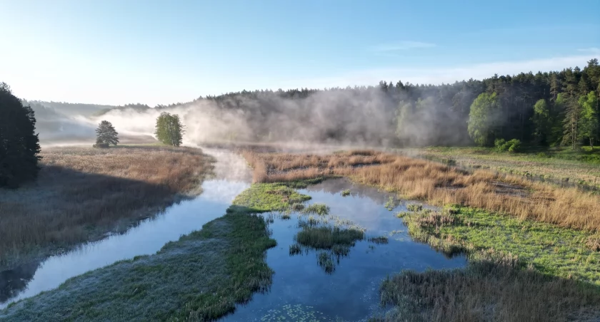 Chłodny poranek nad Brdą. Zdjęcia Marcina Wróblewskiego nad zamgloną rzeką
