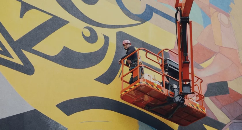 Olgierd Szopiński tworzy mural na Słowacji podczas festiwalu Creative Streets