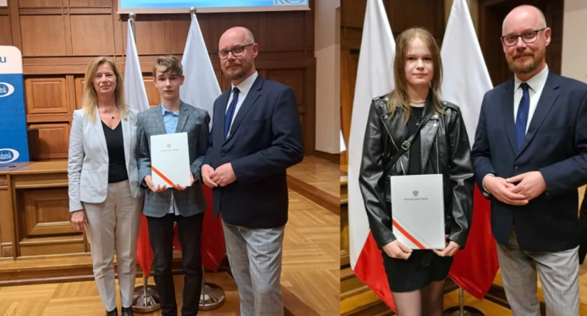Zofia Kimel i Jakub Kartuszyński odbierają wyróżnienia z rąk pomorskiego kuratora oświaty