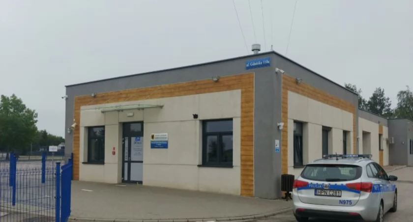 Bez prawa jazdy przyjechał na egzamin samochodem z kapiącym olejem