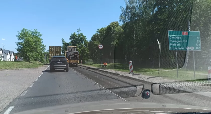 Wahadło na wlocie do Człuchowa od strony Chojnic. Do kiedy cierpliwość kierowców będzie tu wystawiona na próbę?