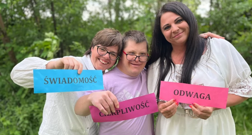 Piękny apel uczestników Warsztatów Terapii Zajęciowej