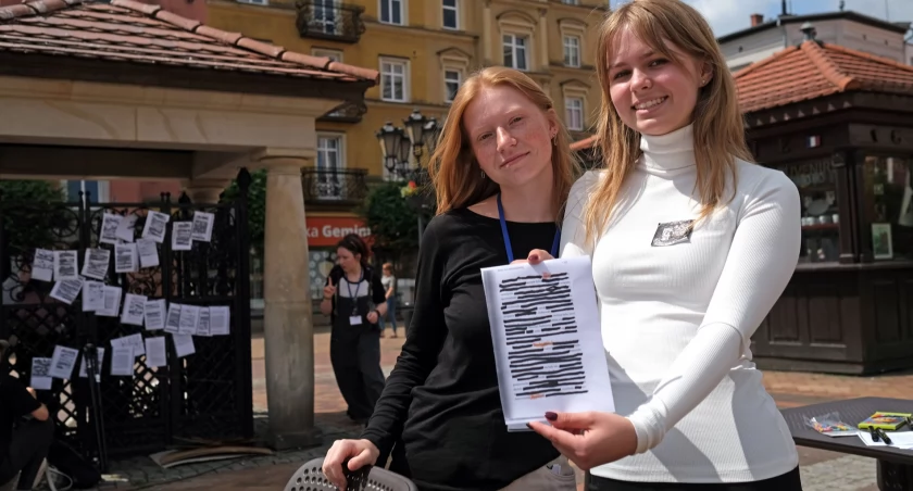 Uczniowie z II LO zachęcali do zagłębienia się w świat poezji