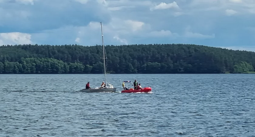 Żaglówka z pięcioma osobami przewróciła się na jeziorze Karsińskim