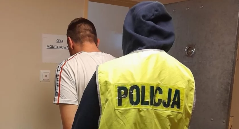 Mężczyzna próbował połknąć narkotyki na widok policji
