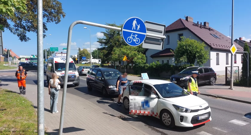Kolizja samochodu nauki jazdy z autem osobowym na Tucholskiej