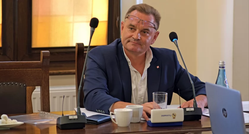 Radny Mariusz Paluch pyta o pracę w policji