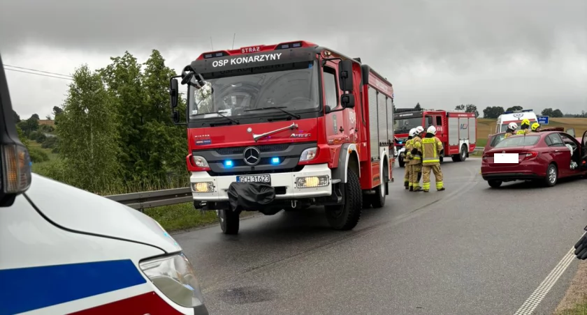 Zderzenie dwóch samochodów w okolicach mostu w Ciecholewach 