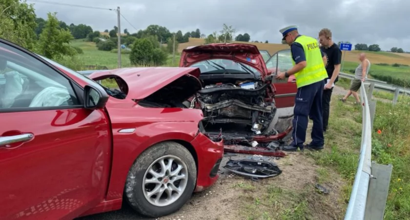 Kierowca renault stracił uprawnienia po wypadku w Ciecholewach
