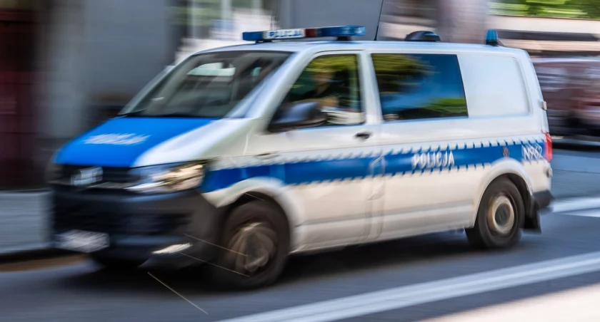 Uderzył w otwarte drzwi BMW. Miał 2,5 promila