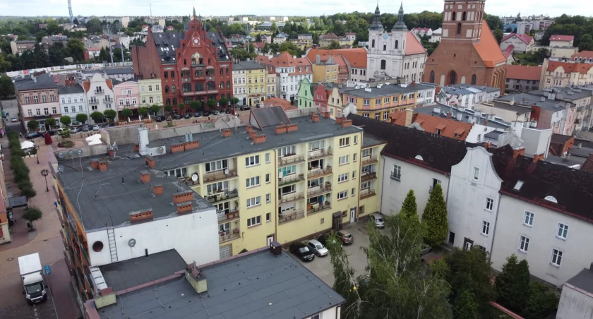 Na dwa miesiące chojnicki rynek przyozdobią rusztowania