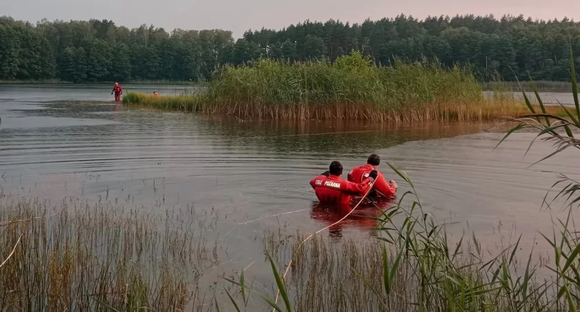 Mężczyzna płynął na wysepkę i zniknął pod taflą wody. Trwają poszukiwania