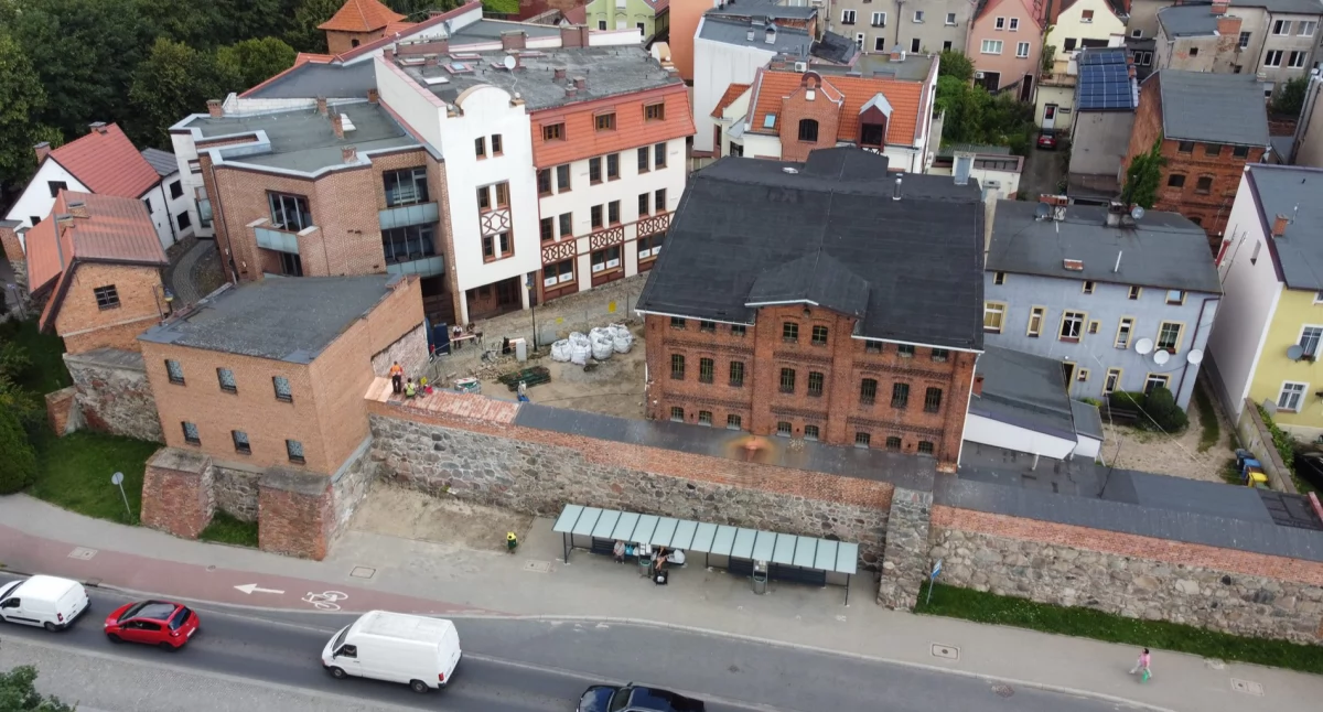 Średniowieczny mur przy ulicy Sukienników wkrótce będzie jak nowy