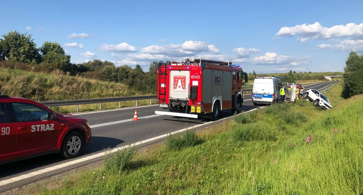 Kolizja na obwodnicy. Volkswagen z przyczepą w rowie