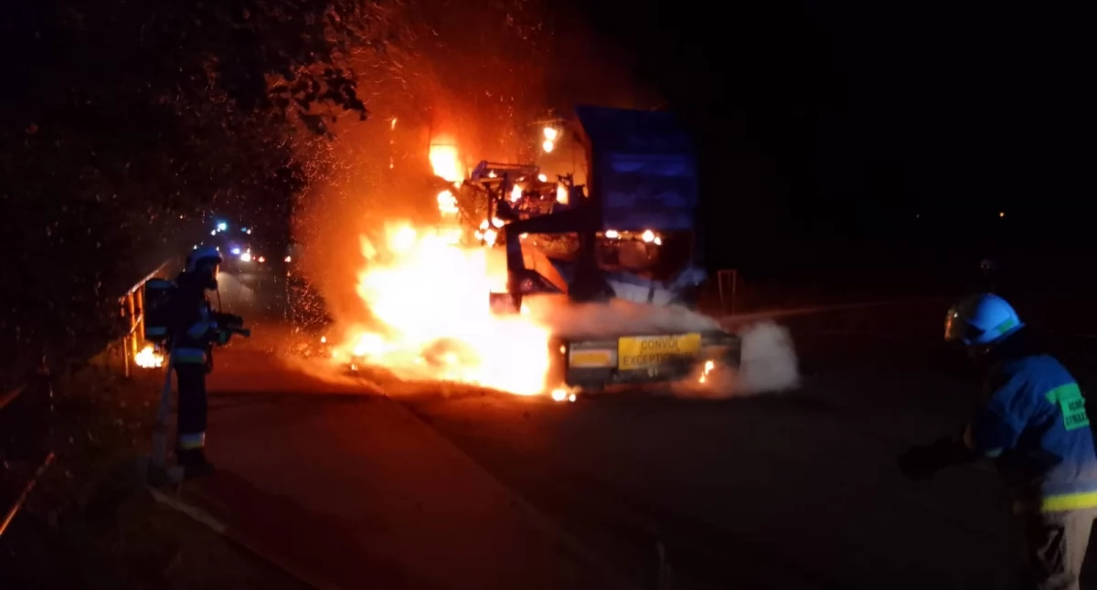 Paląca się opona wystrzeliła na pole. Pożar kombajnu