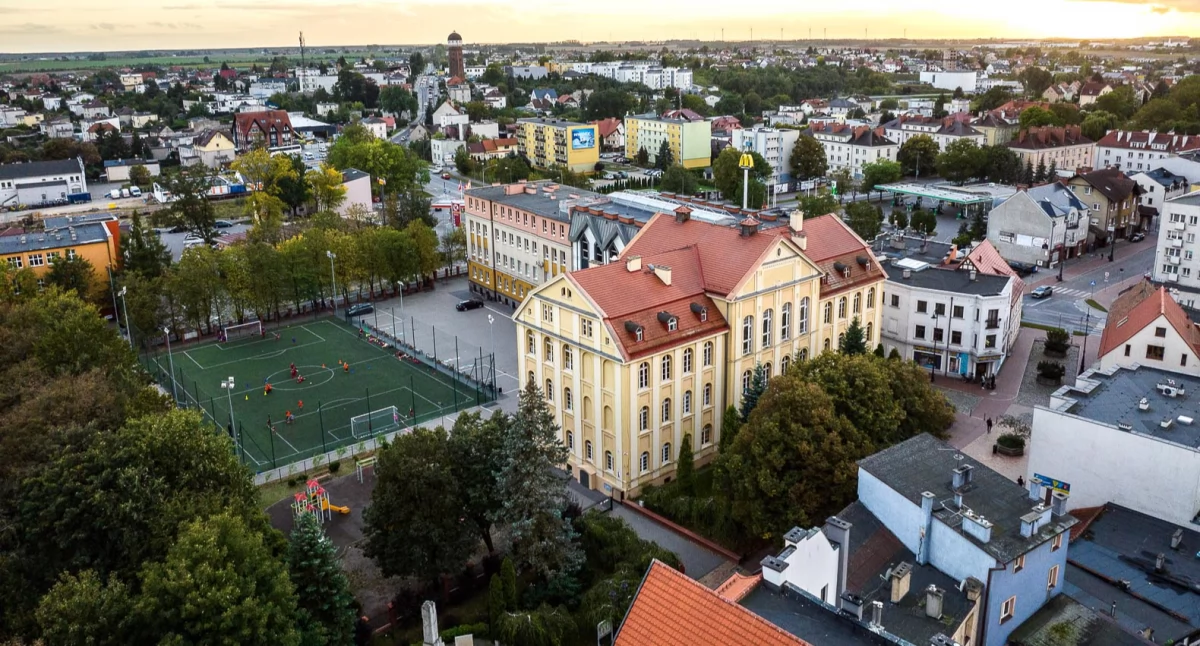 W Jedynce nowe okna, w Siódemce naprawa dziurawego dachu