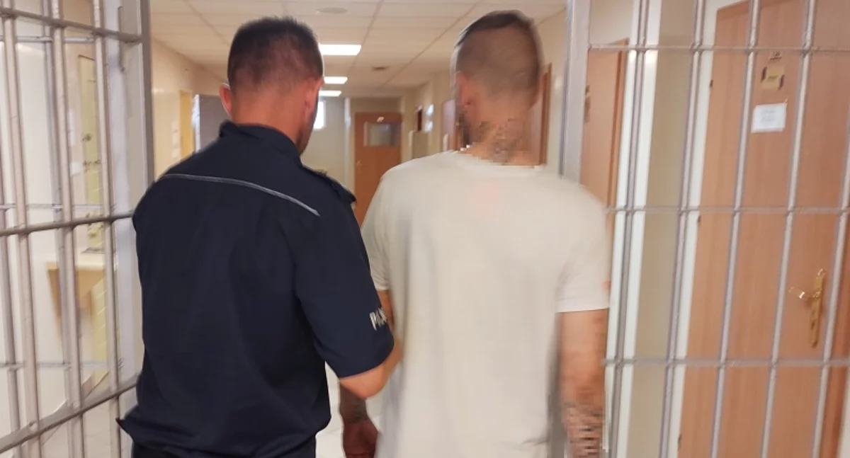 Przestępca na widok policjantów porzucił telewizor