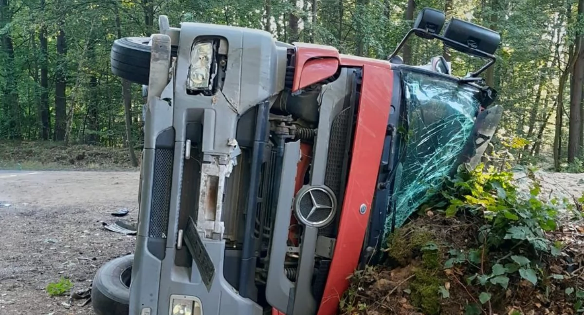 Jechał za szybko, wywrócił ciężarówkę