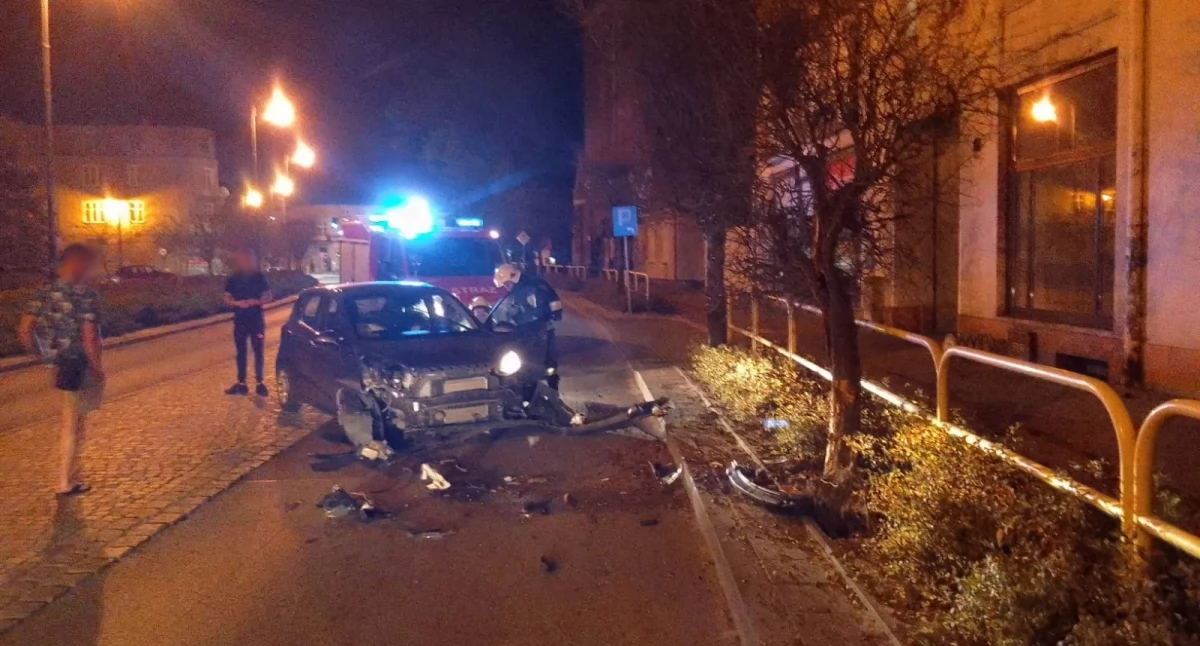 77-latka straciła panowanie nad pojazdem i uderzyła w drzewo – szczęśliwie bez ofiar