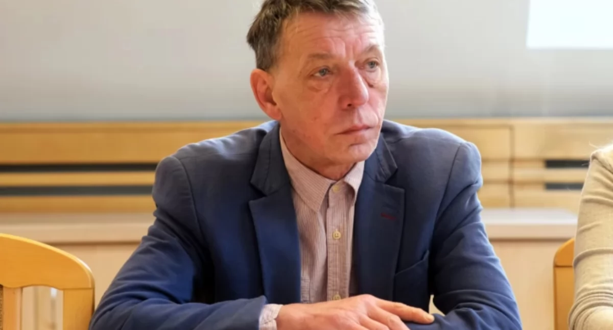 Przez stertę desek Zbigniew Nojman ma problem z mandatem radnego