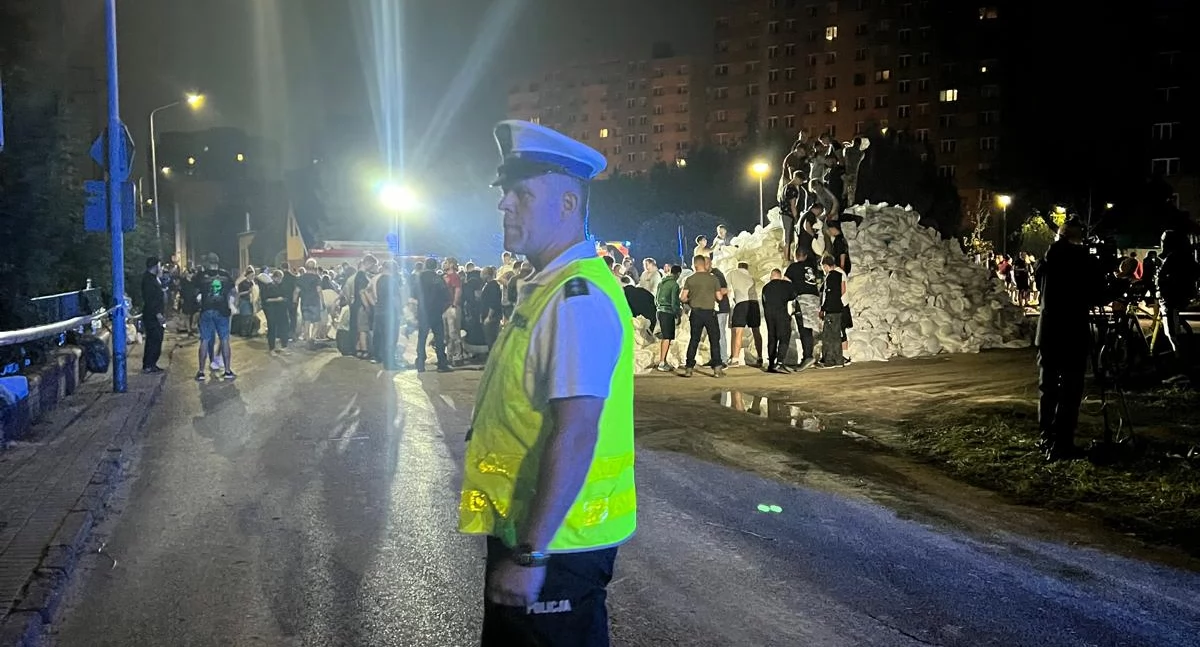 Policjanci z Chojnic wspierają mieszkańców Oławy w walce z powodzią