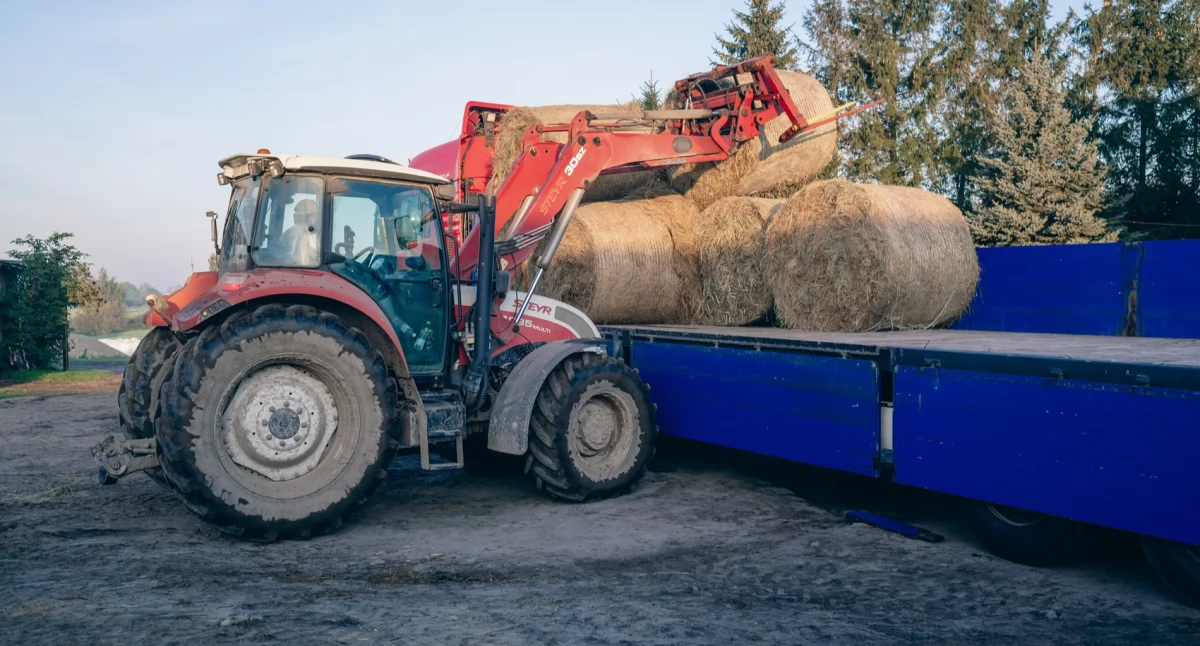 Rolnicy z naszego regionu wysyłają siano do poszkodowanych powodzią 