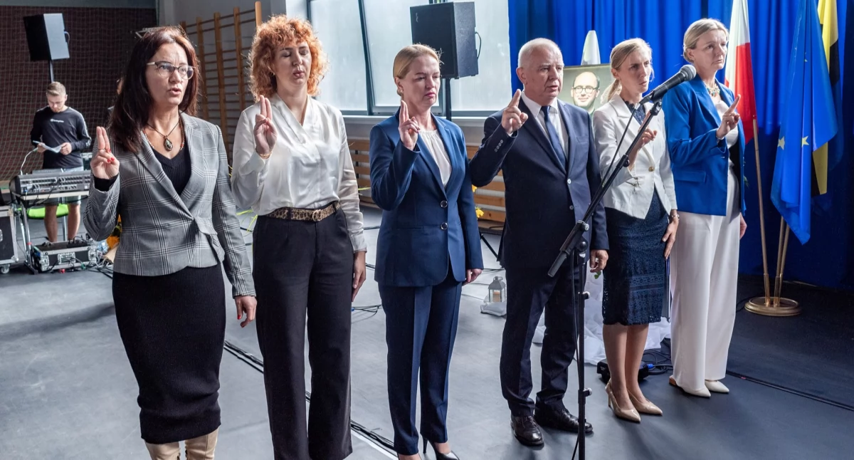 Jubileusz 50-lecia Medycznej Szkoły Policealnej w Chojnicach: jest sztandar!