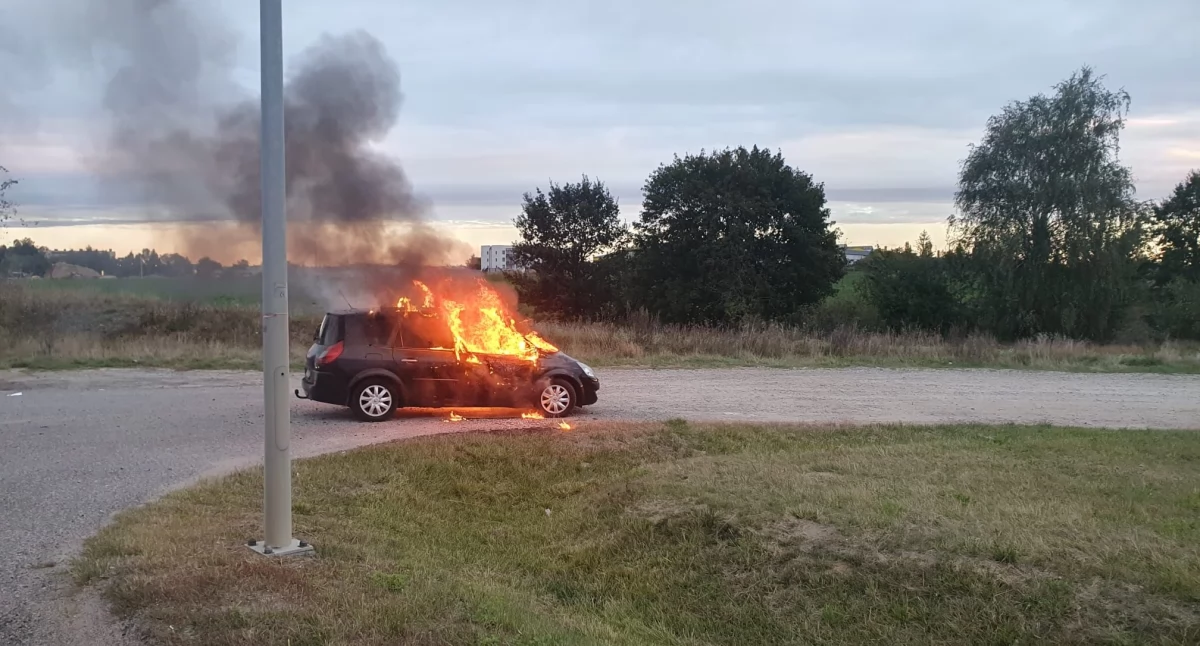 Pożar samochodu osobowego na końcu Lichnowskiej w Chojnicach